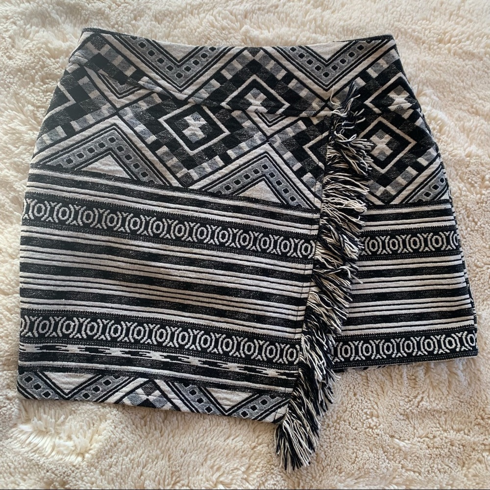TopShop black and white Asymmetrical Mini. Size: 2